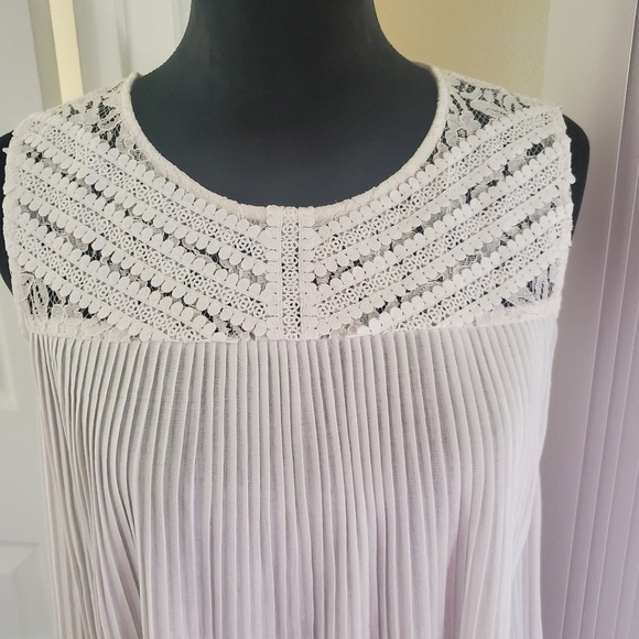 Sleeveless lace neck flowy top - Picture 2 of 7